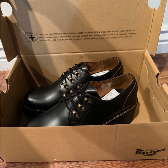 Dr. Martens Womens black shoes Leona Lo Leather New in Box - Picture 7 of 8